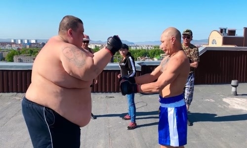 Популярный блогер подрался с 240-килограммовым соперником по правилам ММА и победил