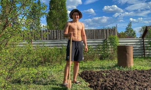 «Приходите — прокачаем по полной». Казахский боец UFC тренируется с лопатой на огороде