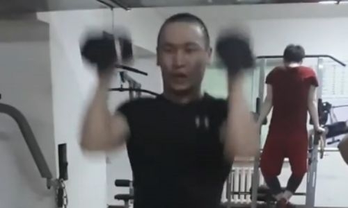 Непобежденный казахстанский боксер продолжает подготовку к следующему бою. Видео