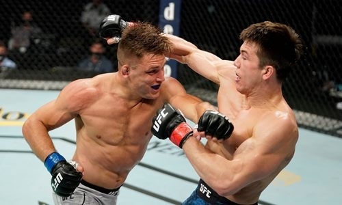 Напарник Гэтжи брутально нокаутировал рейтингового бойца на турнире UFC. Видео