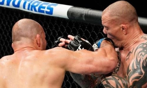 Главный бой турнира UFC закончился жестким избиением фаворита. Видео нокаута