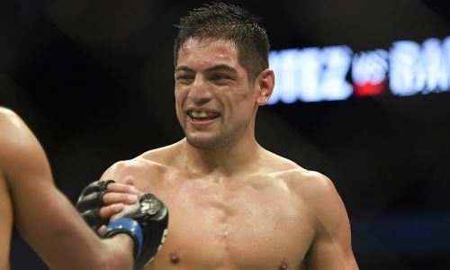 «Настоящая сила удара». Боец UFC показал жуткое рассечение ноги после поражения. Фото и видео