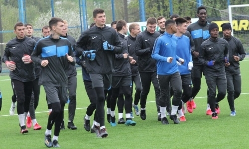 В клубе работавшего в КПЛ тренера два игрока заболели коронавирусом, но им не делают тесты