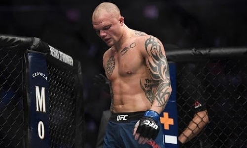 Бывший претендент на титул UFC лишился двух зубов и получил перелом орбитальной кости