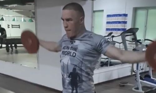 Непобежденный чемпион WBC из Казахстана продолжает тренировки в Алматы. Видео