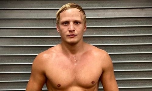 Не знающий поражений казахстанский боксер начал подготовку к бою в США