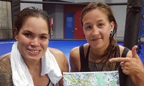 «Мечты сбываются». Казахстанская файтерша написала картину для чемпионки UFC