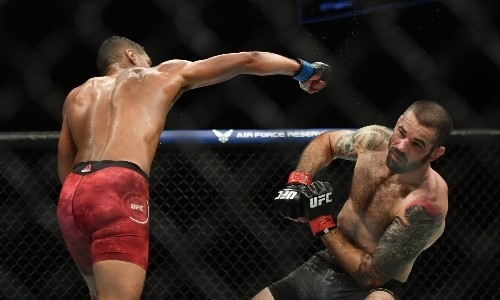 Легенду ММА нокаутировали сокрушительным ударом в челюсть на турнире UFC. Видео