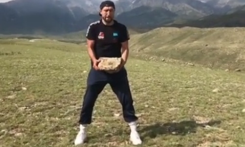 Айдос Ербосынулы использует камни в своих тренировках. Видео