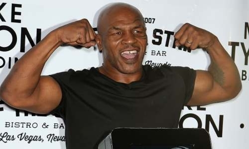 Майк Тайсон снял футболку и поразил своей физической формой. Видео