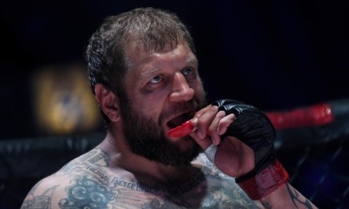 Емельяненко пропустил неожиданный удар ногой в голову во время спарринга. Видео