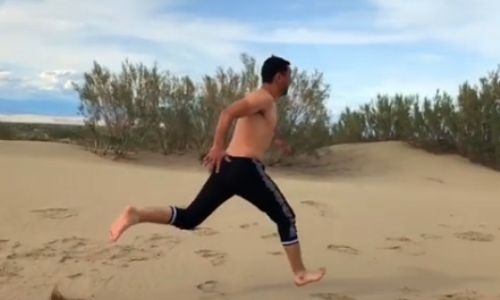Чемпион WBA, WBC и WBO из Казахстана устроил забег по песочному пляжу. Видео