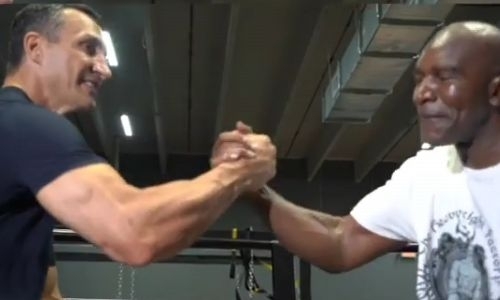 Уроженец Казахстана Владимир Кличко помогает Холифилду в подготовке к возвращению на ринг. Видео