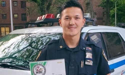 Лучший полицейский Нью-Йорка из Казахстана получил награду от WBC. Фотофакт