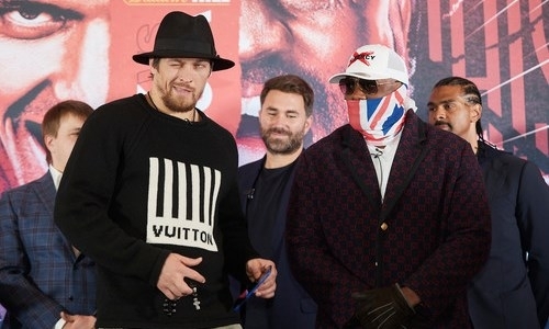 «Чао, красавица». Чисора подколол Усика, анонсируя бой с украинцем. Фото