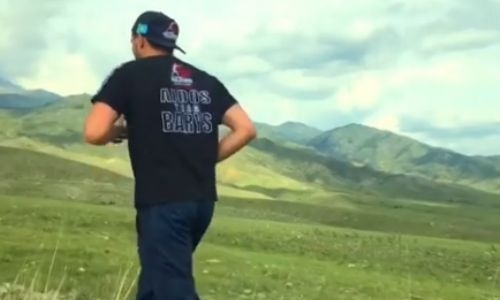 Обладатель трех титулов из Казахстана продолжает подготовку к следующему бою. Видео