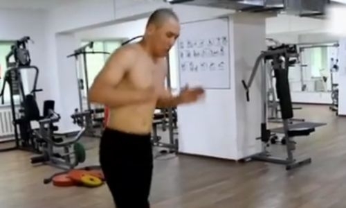 Не знающий поражений средневес из Казахстана продолжает подготовку к возвращению на ринг. Видео