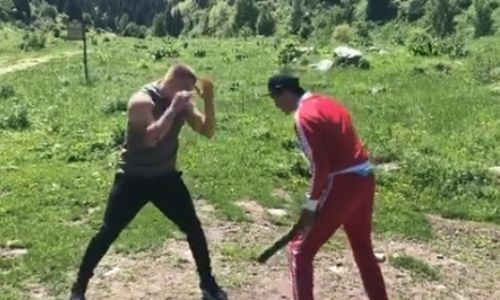 Чемпион WBC из Казахстана проводит тренировки в горах. Видео