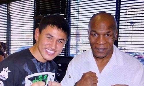 Непобежденный казахстанский боксер с титулом WBO показал совместные фото с Тайсоном