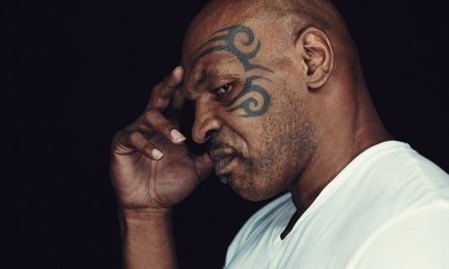 Майк Тайсон разорвал на себе футболку и устроил драку с экс-чемпионами UFC. Видео