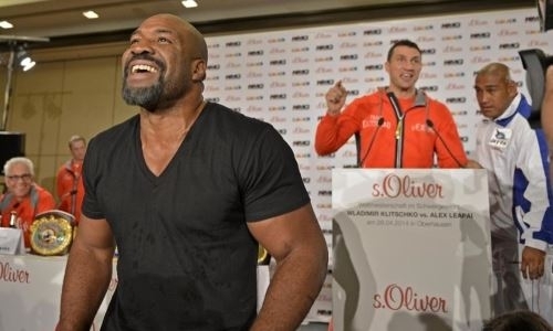 «Я нокаутирую вас обоих одним ударом». Бриггс высмеял Холифилда и Владимира Кличко, выложив забавное фото