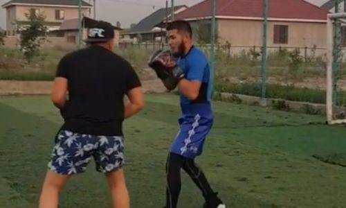 Два года не выходивший на ринг казахстанский нокаутер продолжает тренировки. Видео