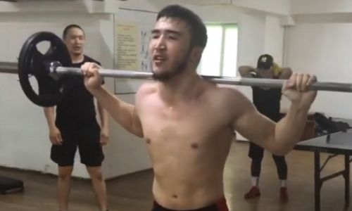Двукратный вице-чемпион Казахстана по боксу готовится к очередному бою в профи. Видео