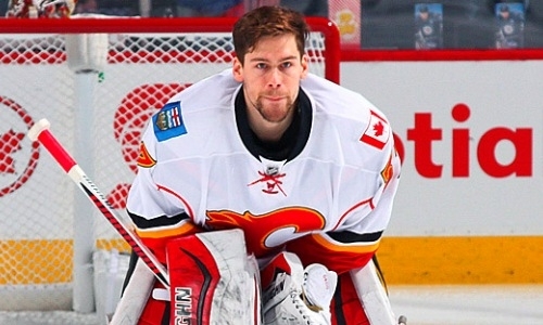 Забил гол, играл в НХЛ и чуть не подрался. Что нужно знать о новом вратаре «Барыса»