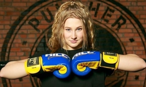 «Пушка» из «Квартала-95» вырубила модель в первом раунде. Видео нокаута