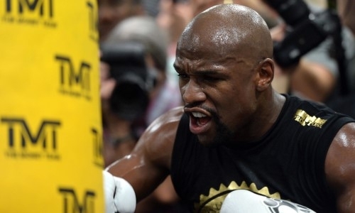 «Огромный плевок в лицо». Бывший чемпион мира в четырех весах жестко наехал на Мэйвезера