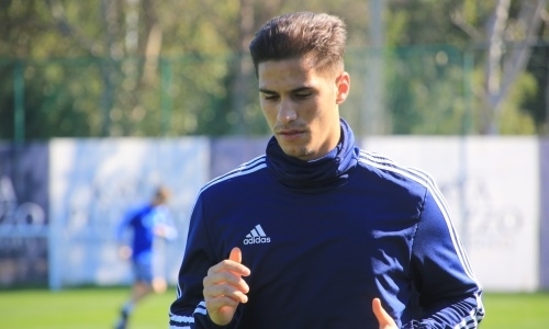 «Наконец-то в моих руках!». Забивной легионер «Астаны» покинул Казахстан. Фото