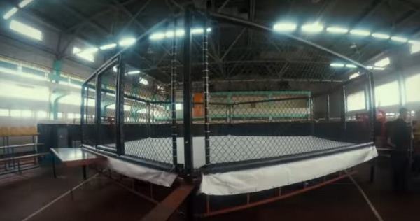 «Пять часов собирали». Украинский борец построил октагон для боя без правил с Усиком. Фото