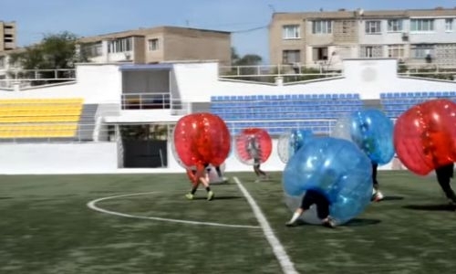 Видео тренировки «Каспия» в надувных шарах