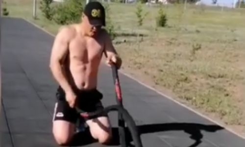 Непобежденный казахстанский супертяж поделился видео с очередной тренировки