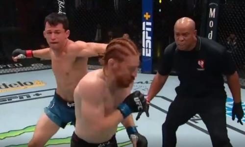 Боец UFC рано решил, что раунд закончился, пошел в свой угол и мощно получил со спины. Видео