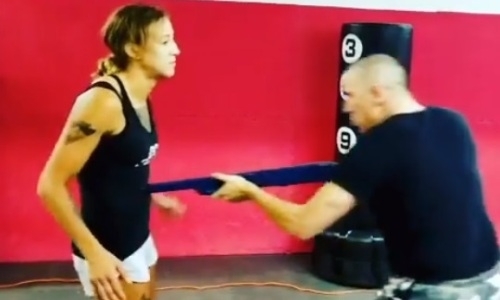 Первая казахстанка в истории в UFC обезвредила грабителя с дробовиком, ножом и дубинкой. Видео