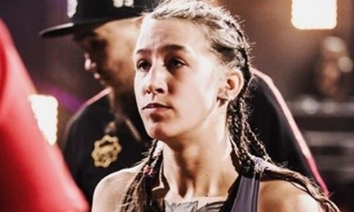 «Это забавно». Первая казахстанка в истории UFC нарисовала картину собственной кровью. Фото