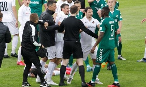 Экс-бомбардир клуба КПЛ поучаствовал в массовой потасовке и получил красную карточку. Видео