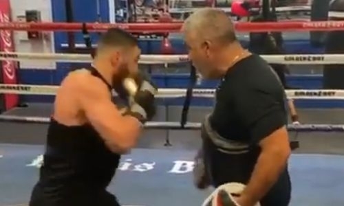 Казахстанский боксер из Golden Boy поделился видео тренировки с известным наставником в США