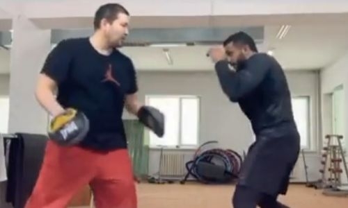 Желающий стать абсолютным чемпионом мира казахстанский тяжеловес готовится к возвращению на ринг. Видео