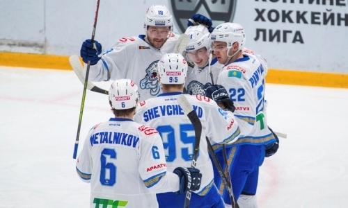 «Он бросает радиоуправляемую». Голкипер клуба КХЛ из всей лиги выделил нападающего «Барыса»