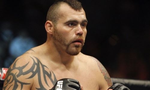 Экс-чемпион UFC показал фото гноящейся руки и потребовал от промоушена денег