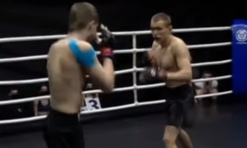 19-летний файтер пушечным лоу-киком нокаутировал соперника в дебютном бою. Видео