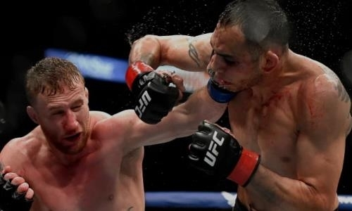 «Повеселись, будь резким». Появился текст общения Гэтжи с тренером в перерывах боя с Фергюсоном