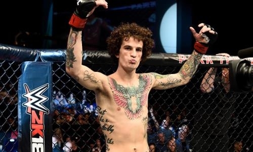 Популярный боец UFC перед юбилейным турниром выкрасил волосы в цвета радуги. Фото