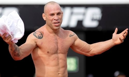 «Я бы мог погибнуть». Боец ММА Вандерлей Силва попал под машину во время велопрогулки