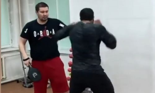 Непобежденный казахстанский тяжеловес продолжает подготовку к возвращению на ринг. Видео