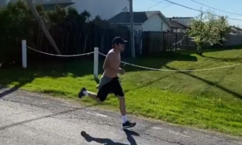 Непобежденный казахстанский боксер проводит тренировки в Канаде. Видео