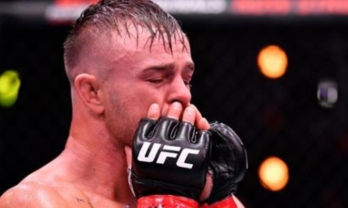Боец UFC расплакался после победы из-за внезапной смерти 18-летнего брата. Видео