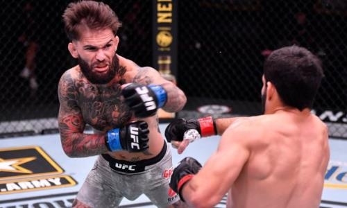 Нокаут года? Экс-чемпион UFC на последней секунде раунда наглухо вырубил легенду ММА. Видео